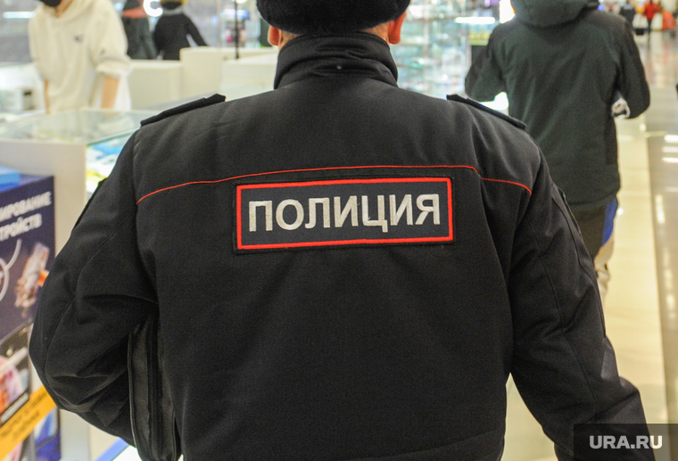 Рейд по проверке соблюдения масочного режима и QR-кодов в ТРК. Челябинск, торговый центр, полиция, трк