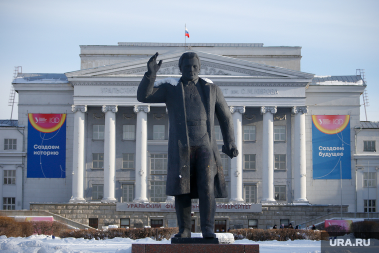 Уральский федеральный университет. Екатеринбург, зима, памятник кирову, урфу, вид на урфу, здание урфу