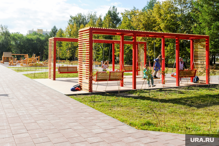 Алексей Текслер осмотрел работы по благоустройству общественных пространств. Челябинск , сквер, парк, детский городок, малые формы, благоустройство, качели, общественное пространство
