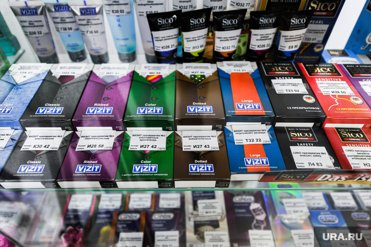 Продажа противовирусных препаратов и медицинских масок в аптеке. Челябинск, аптека, лекарства, презервативы
