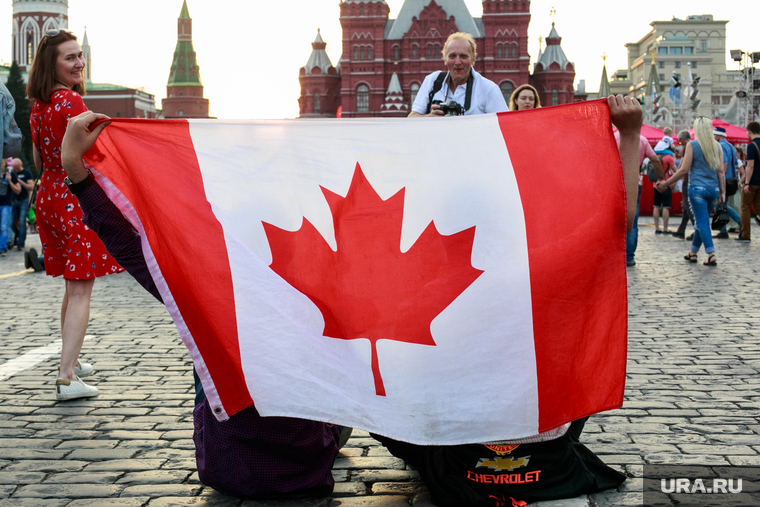Болельщики на Никольской и Красной площади. Москва, канадский флаг, флаг канады