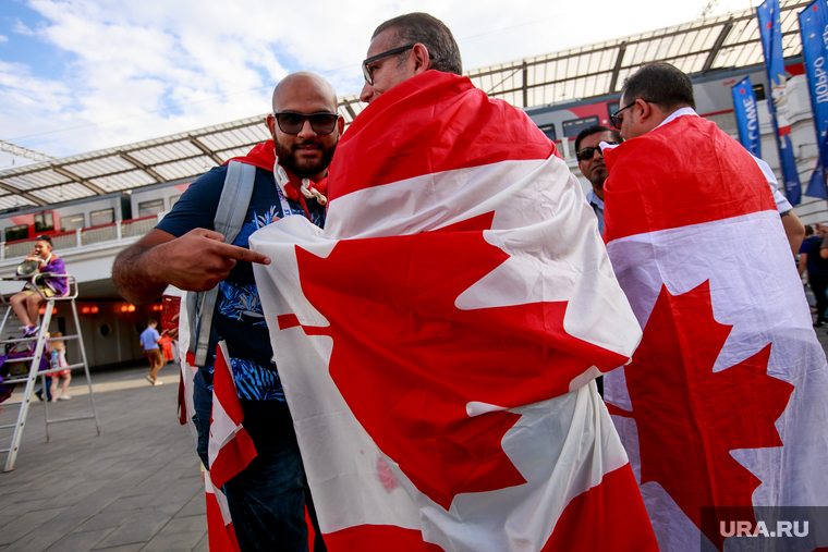 Стадион "Лужники" перед матчем полуфинала Чемпионата Мира FIFA 2018 Англия-Хорватия. Москва, канадский флаг, флаг канады, канадские болельщики