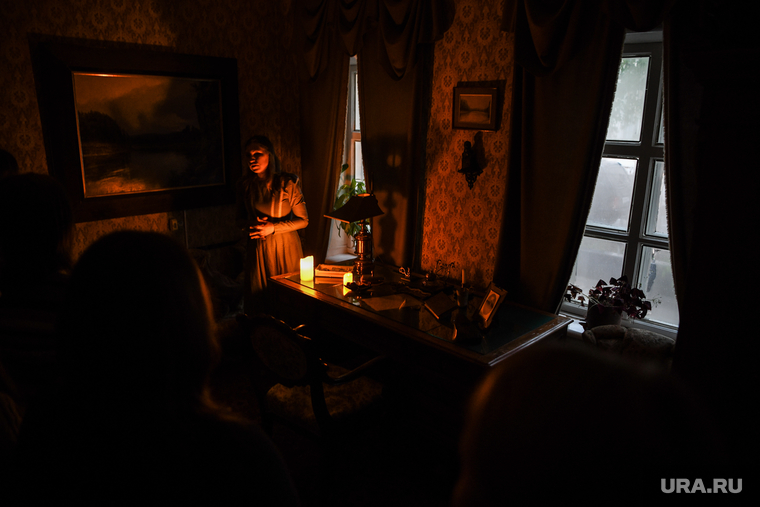 В «доме-музее Мамина-Сибиряка» взрослым и детям устроили таинственную экскурсию при свечах