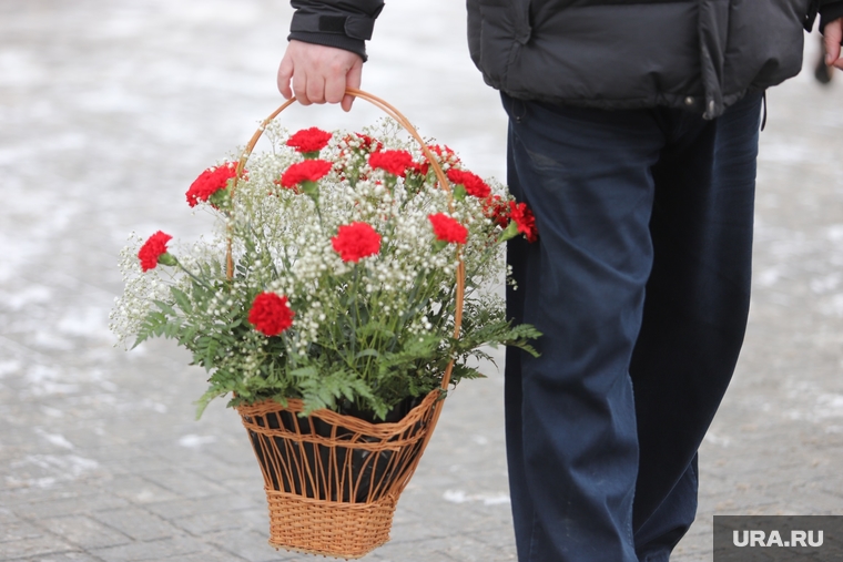 Акция «Защитим память героев» в честь 23 февраля. Курган, гвоздики, цветы, корзина с цветами