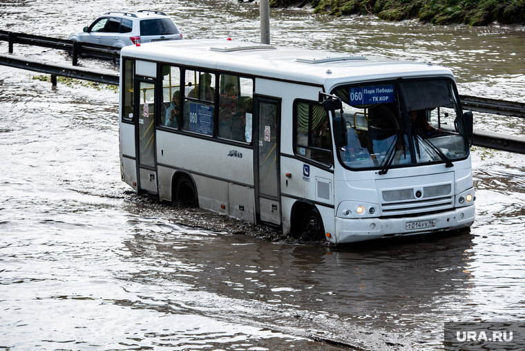 Подтопленная улица Шефская. Екатеринбург, маршрутное такси, затопленная улица, потоп, подтопление, улица шефская