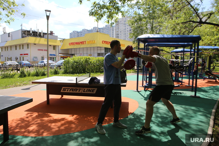 Спальные районы Москвы во время периода самоизоляции. Москва, лето, спортивная площадка, бокс, зож, уличная тренировка