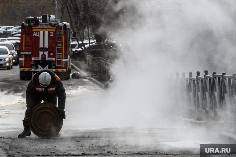 Прорыв горячей воды на улице Крылова. Екатеринбург, коммунальная авария, пар, етк, екатеринбургская теплосетевая компания