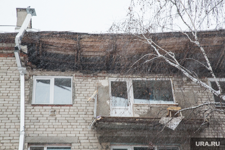 Обрушение кровли жилого дома по ул. 50 лет ВЛКСМ. Тюмень, обрушение крыши, обрушение балкона, чс