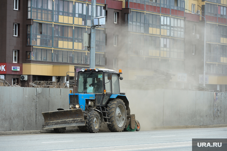 Глава города Евгений Тефтелев проверяет ход весенней уборки города. Челябинск, трактор, пыль на дороге, улица набережная