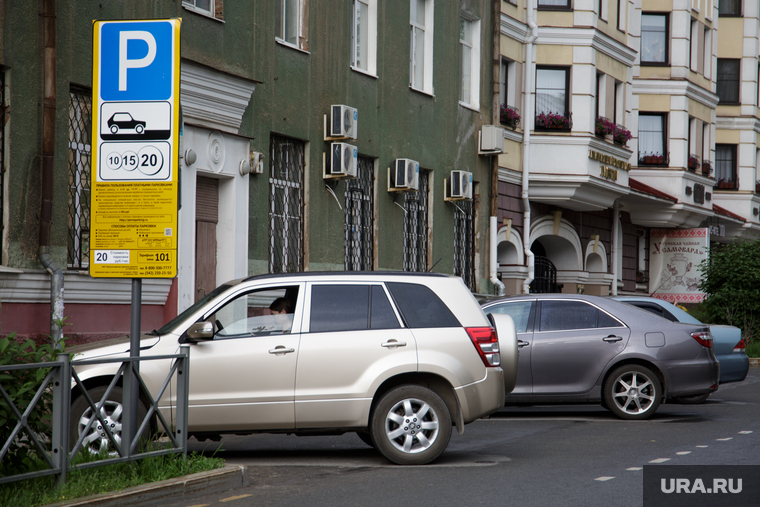 Паркоматы в зоне платной парковки. Пермь, платная парковка, парковочная зона