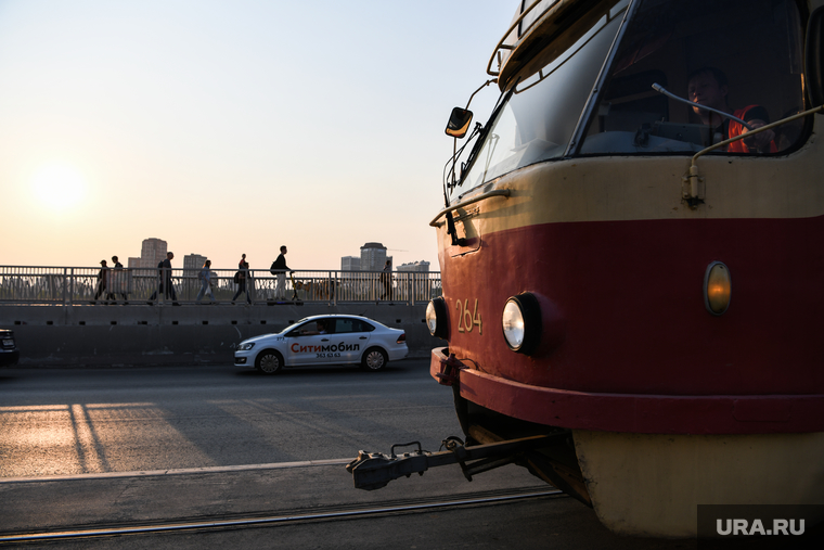 Вечер на Макаровском мосту. Екатеринбург, такси, макаровский мост, общественный транспорт, город екатеринбург, трамвай, ситимобил