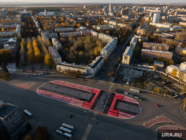 Виды Екатеринбурга, площадь первой пятилетки, покрас лампас, супрематический крест