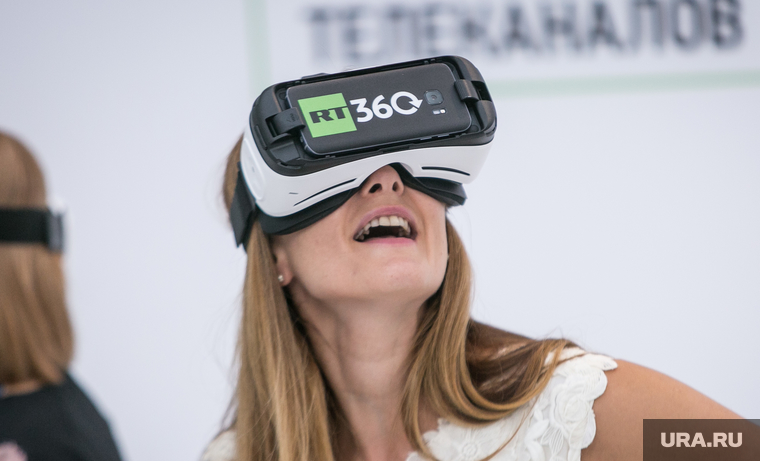 Международный инвестиционный форум "Сочи-2016", второй день. Сочи, россия сегодня, очки виртуальной реальности, раша тудэй, rt, vr