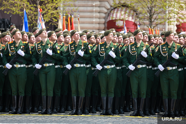 Парад Победы 9 мая на Красной площади в Москве 2022. Москва, армия, военные, марш, строй, военнослужащие, парад, солдат