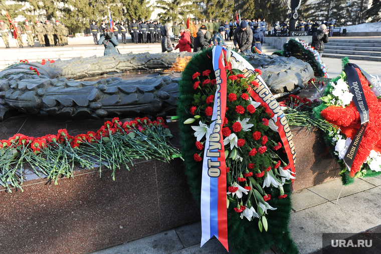Возложение венков и цветов, посвященном Дню защитника Отечества. Челябинск, венок от губернатора