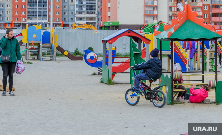 Дворовая площадка с жителями, которые не соблюдают режим самоизоляции. Челябинск, двор, дети, малые формы, детская площадка
