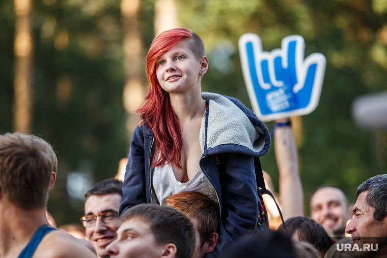 Рок-фестиваль Урал Фест 2016. Ural Fest на озере Балтым. Екатеринбург, концерт, урал фест, ural fest, рок-фестиваль, цветные волосы, девушка, молодежь