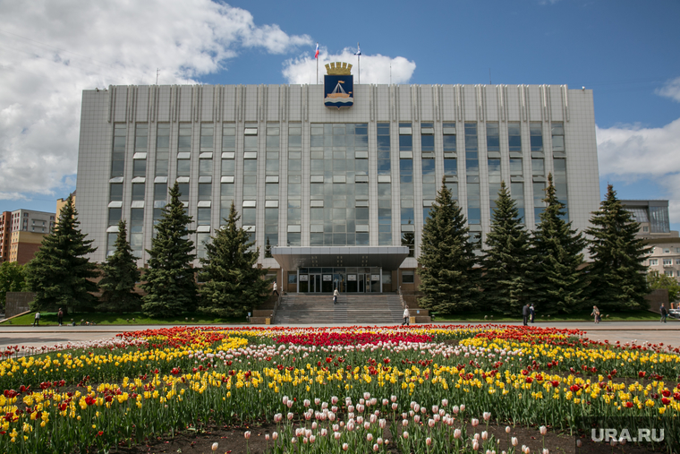 Виды города. Тюмень, клумба с цветами, администрация города тюмень