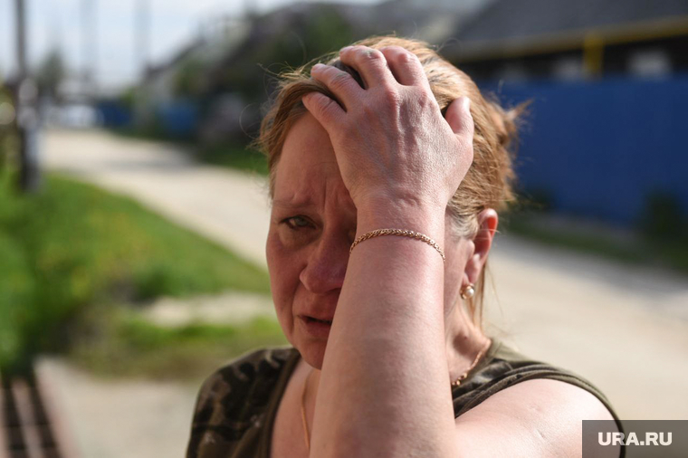 Обстановка после избиения цыганами в частном секторе Березовского. Свердловская область, плач, плачет