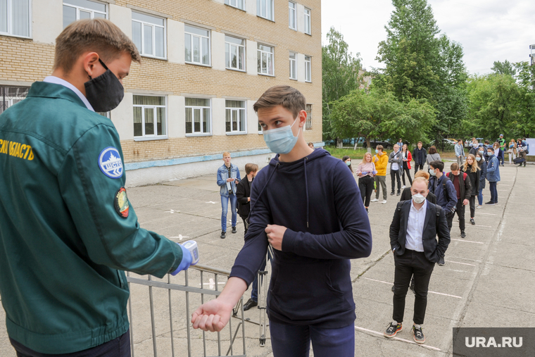 Первый день ЕГЭ. Челябинск, егэ, школа45, маска защитная, измерение температуры, социальная дистанция