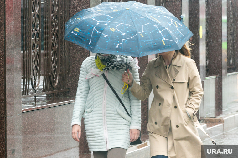 Дождливая погода. Тюмень, непогода, прохожие, пешеходы, люди с зонтами, дождливая погода, пасмурная погода, дождь, человек с зонтом, прохожие весной