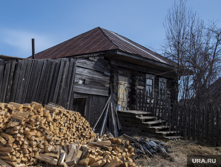 п.Майкор, Юсьвинский район, Пермский край, деревня, поленница, дрова, деревенский дом, дом