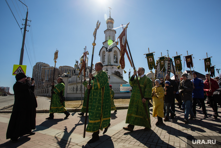 Крестный ход к месту строительства Троицкого собора в праздник Святой Троицы. Сургут, крестный ход, храм преображения господня, хоругвь