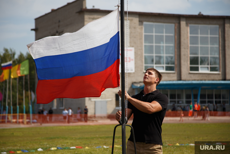 Рабочая поездка губернатора Свердловской области в Ирбит, флаг рф, поднятие флага, триколор, флаг россии