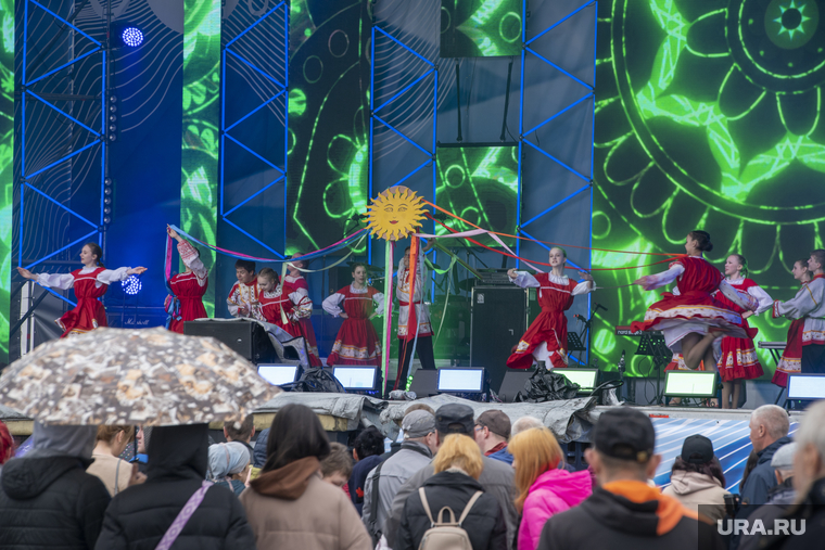 На праздничной сцене выступают фольклорные коллективы города Пермь