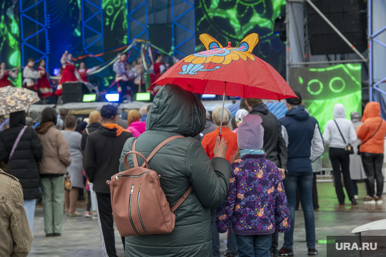 Пермякам в День города приходится смотреть шоу под зонтами из-за дождя