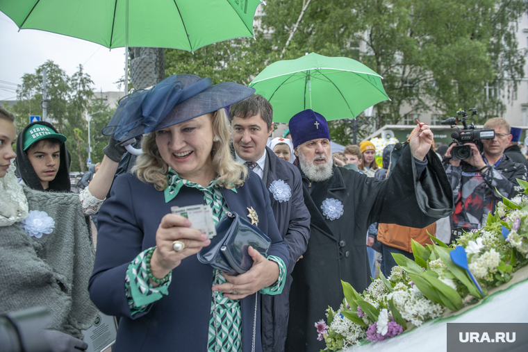 Продажа белых цветов на благотворительной акции для строительства хосписа в Перми
