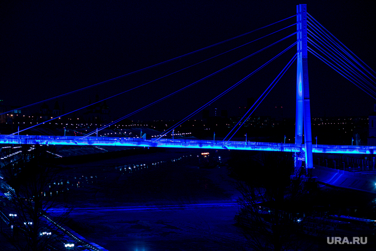 Синий мост, день аутиста. Тюмень, пешеходный мост, мост влюбленных, синий мост