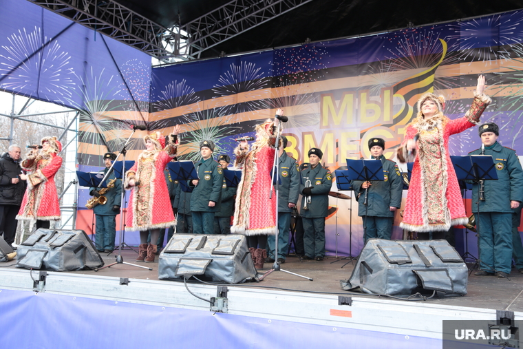 Митинг-концерт в поддержку референдума в Крыму прошел на площади перед оперным театром. Пермь, мчс, народный ансамбль, сцена