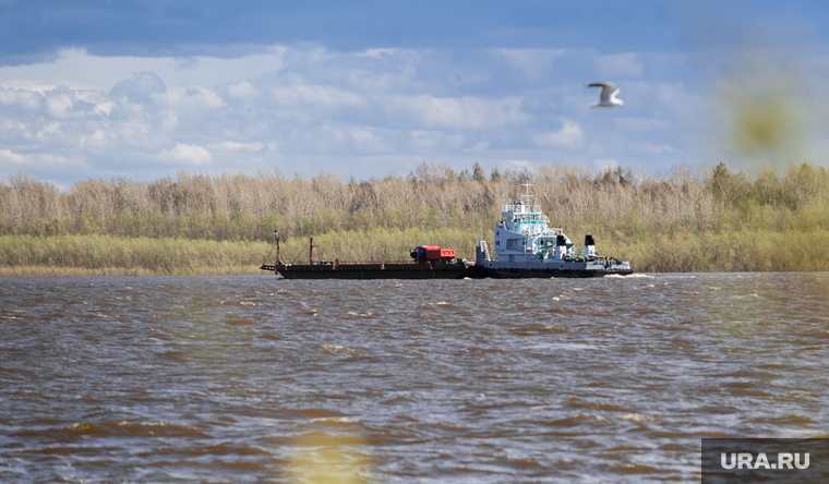 Лодка в 11 00 вышла. Катер на водохранилище. Катер с баржей. Судоходство на водохранилищах. Катер Чувашия.