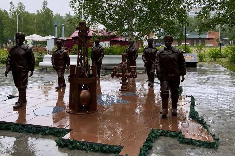 Город герой нижневартовск. Памятник героям Самотлора Нижневартовск. Сквер героев Самотлора Нижневартовск. Сквер Нефтяников Нижневартовск. Памятник нефтяникам Нижневартовск.