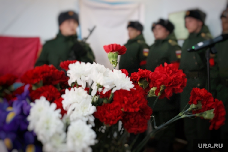 Прощание с военным, погибшим на Украине. Белозерский район, армия, смерть, гвоздики, похороны, поминки, солдат