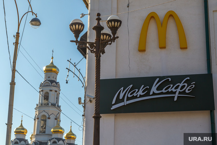 Закрыли McDonald's на площади 1905 года. Екатеринбург, большой златоуст, фонарь, колокольня, маккафе, максимильяновская церковь, макдоналдс, вывеска, питание