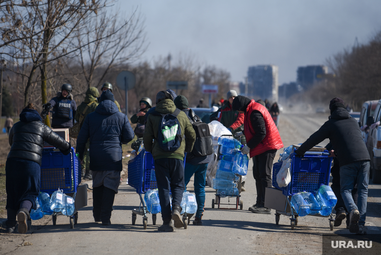Ситуация в осажденном Мариуполе. Украина, эвакуация, гуманитарная помощь, украина, мариуполь, беженцы, раздача, бутылка воды, гуманитарка