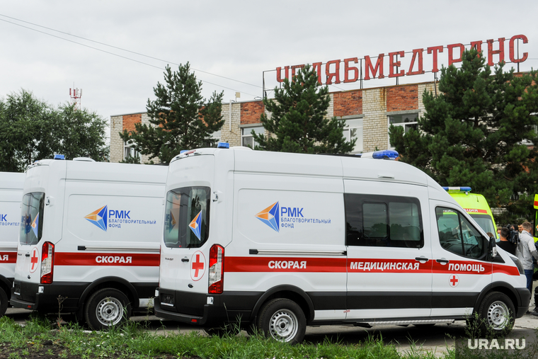 Передача машин скорой помощи от благотворительного фонда  РМК региональной системе здравоохранения. Челябинск, скорая помошь