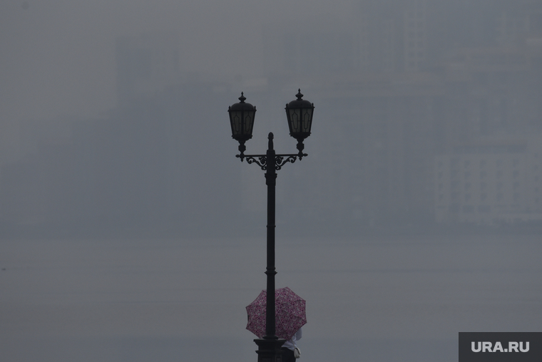 Смог от пожаров. Екатеринбург, фонарь, смог, экология, уличный  фонарь, под зонтом, дым в городе, смог в екатеринбурге