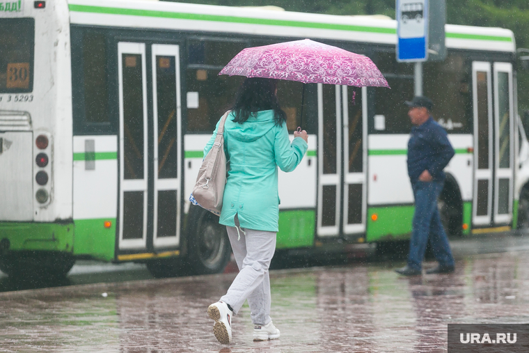 Дождливая погода. Тюмень, остановка, автобусная остановка, непогода, автобус, остановка общественного транспорта, люди с зонтами, дождливая погода, пасмурная погода, дождь, человек с зонтом