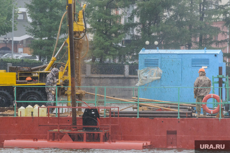 Буровая установка на городском пруду на месте планируемого Храма-на-воде. Екатеринбург, буровая машина, бурение, платформа на воде, рабочие