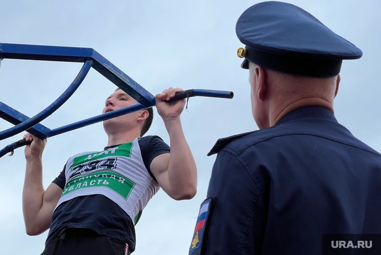Абитуриентам нужно подтянуться на перекладине максимально возможное количество раз