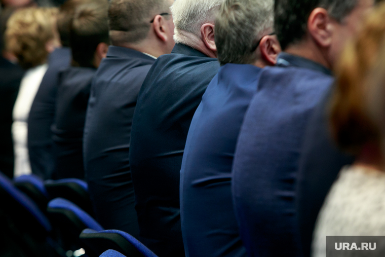 Заседание Президиума ГенСовета партии "Единая Россия", чиновники, спины, заседание, деловой костюм, бюрократизм, пиджаки