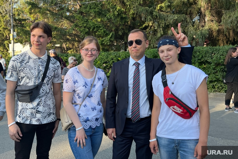 Вадим Шумков с удовольствием фотографировался с выпускниками