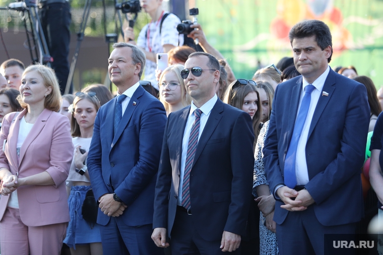Поздравить курганских выпускников пришел сенатор Александр Высокинский (справа), экс-глава Екатеринбурга