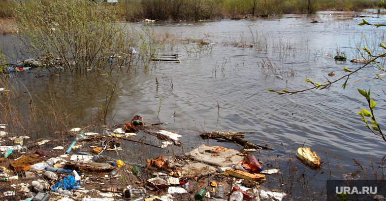 Паводок.
Курган, мусор в воде, поселок смолино, паводок