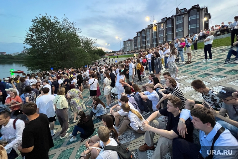 Выпускники собрались на набережной посмотреть шоу флайбордистов и праздничный салют