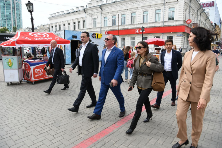 Губернатор отклонился от маршрута прогулки по центру Екатеринбурга, Зарину Догузову сопровождал мэр