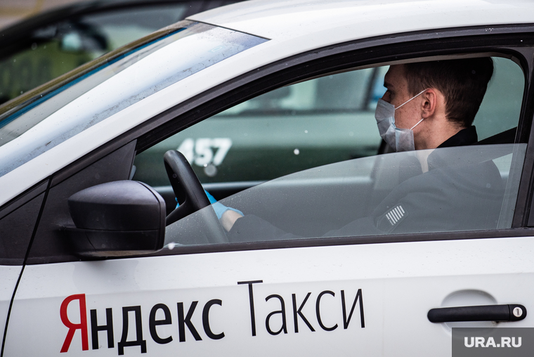 Дезинфекция автомобилей такси «Яндекс.Такси». Екатеринбург, такси, водитель, таксист, медицинская маска, защитная маска, яндекс такси, маска на лицо, мужчина в маске